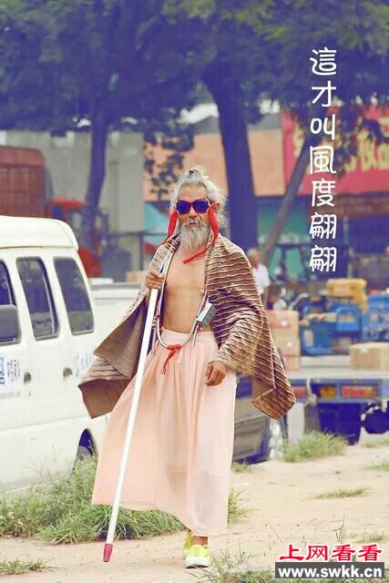 披浴巾戴红裙的洛阳关林犀利爷爷走红网络世界。