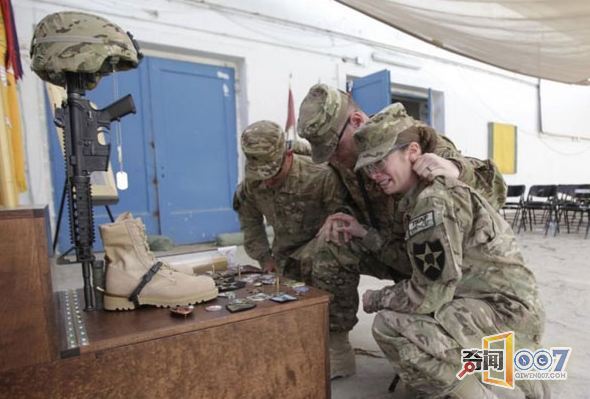 揭秘美国女兵的军营生活：喝蛇血