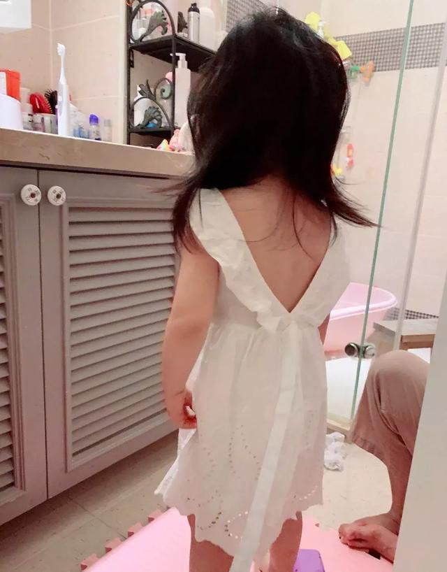 50岁伊能静感慨儿女体贴享受天伦之乐，3岁女儿穿公主裙很可爱