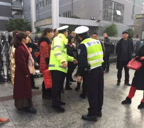 太拼！女子挺着大肚子考研，差点生在考场