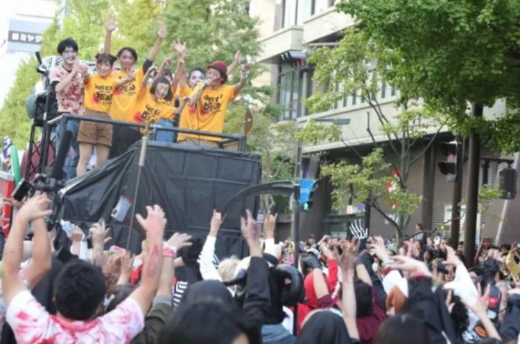 “姜文”偷偷拍了一部岛国片，票房大赚30亿！