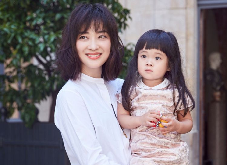 梅婷两个孩子也长大了！姐弟长相如复制粘贴，女儿大脑门似爸爸