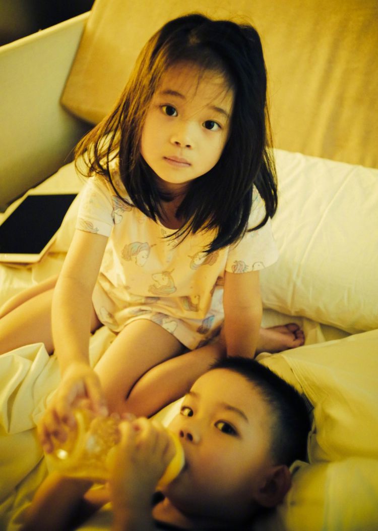 梅婷两个孩子也长大了！姐弟长相如复制粘贴，女儿大脑门似爸爸