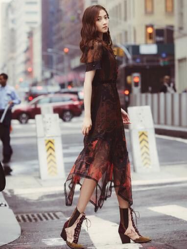 关晓彤无修图曝光，一双美腿惊呆网友：羡慕了