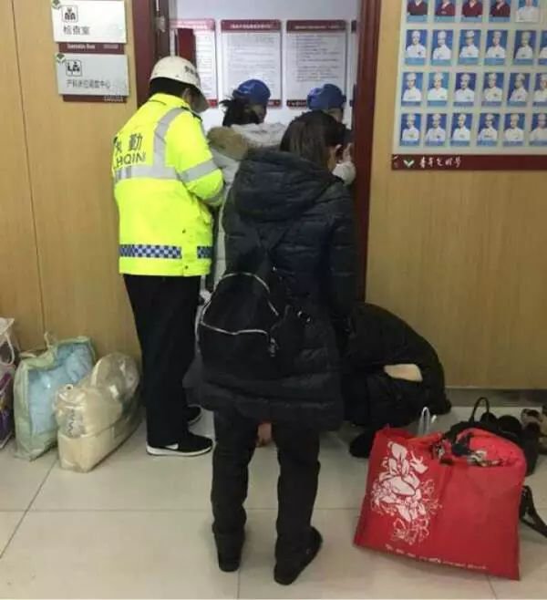 太拼！女子挺着大肚子考研，差点生在考场