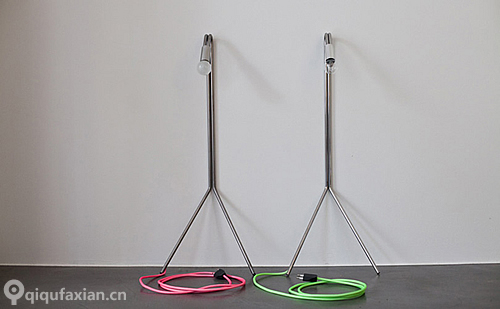 LeanOn 靠墙 立正 点灯 这是一盏落地灯设计