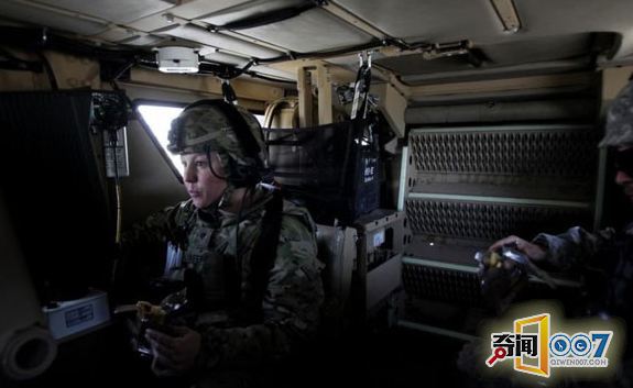 揭秘美国女兵的军营生活：喝蛇血