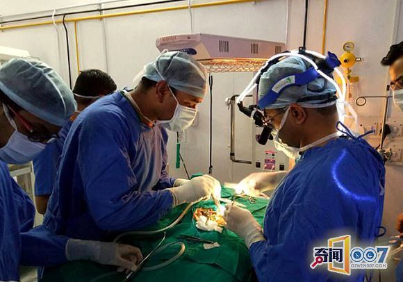 印早产男婴仅手掌大 成功接受心脏手术