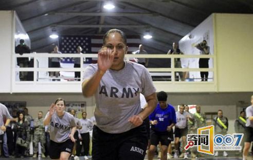 揭秘美国女兵的军营生活：喝蛇血