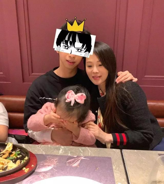 50岁伊能静感慨儿女体贴享受天伦之乐，3岁女儿穿公主裙很可爱