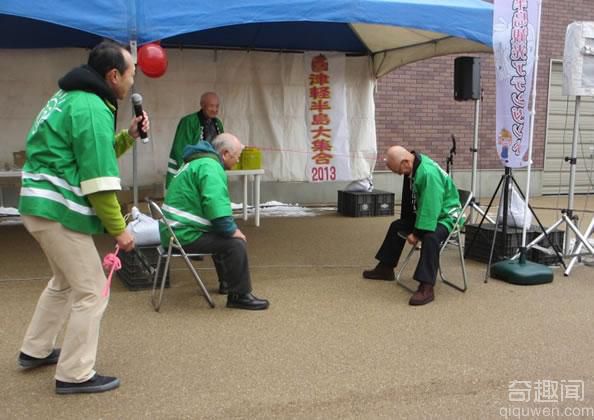 日本光头吸盘拔河赛 比比谁更光滑