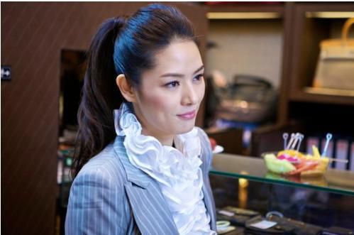 她当模特比瞿颖火，嫁央视名导却离婚，转型做设计师，带女儿走秀