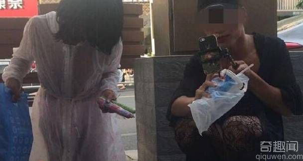 男子穿蕾丝逛大街 还边走边自拍