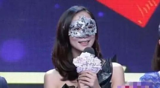 她带着面具去参加相亲节目，结果全场无人留灯