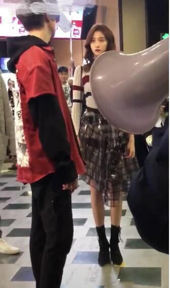 关晓彤无修图曝光，一双美腿惊呆网友：羡慕了