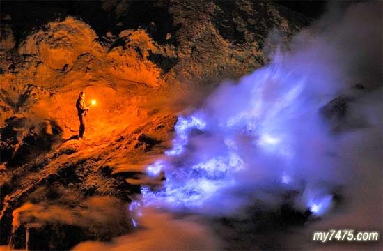 印尼Kawah Ijen 火山的蓝色岩浆奇观
