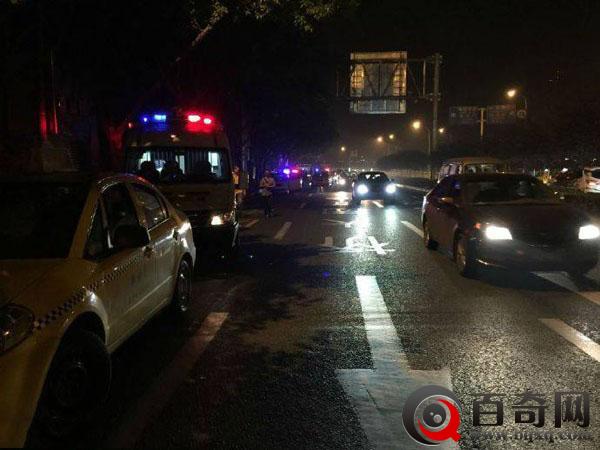 鐢峰瓙椹捐溅闂叧鎺夊ご閫嗚杩炴挒鏁拌溅鍚庡潗杞﹀唴鑷畫