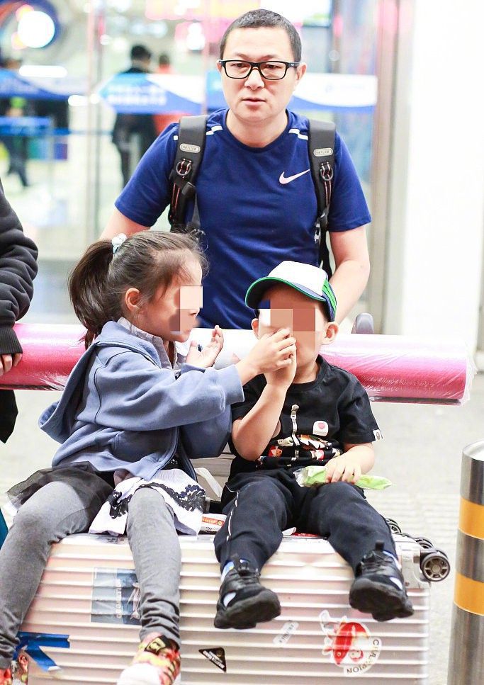 梅婷两个孩子也长大了！姐弟长相如复制粘贴，女儿大脑门似爸爸