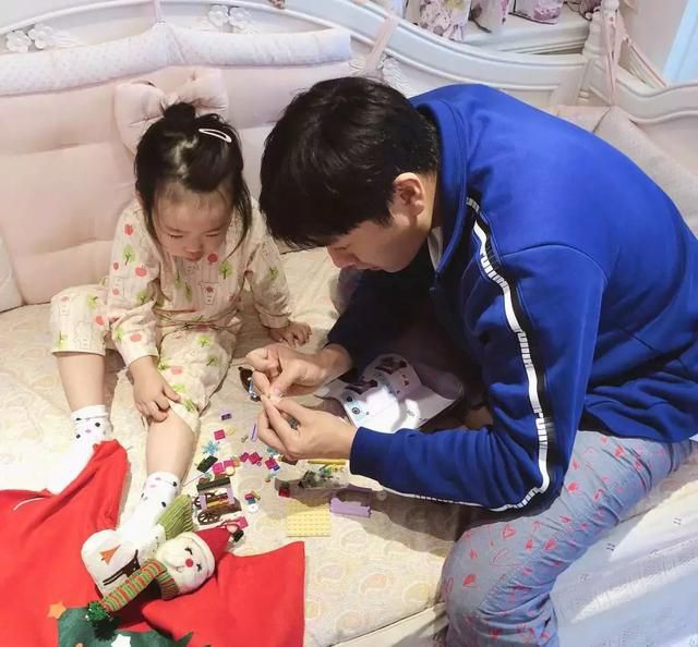 50岁伊能静感慨儿女体贴享受天伦之乐，3岁女儿穿公主裙很可爱