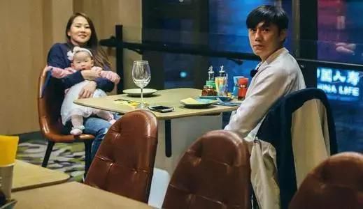 50岁伊能静感慨儿女体贴享受天伦之乐，3岁女儿穿公主裙很可爱