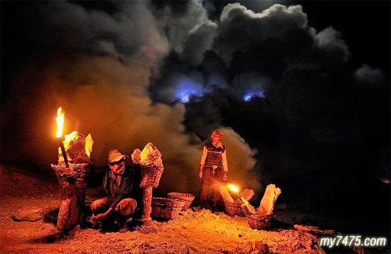 印尼Kawah Ijen 火山的蓝色岩浆奇观