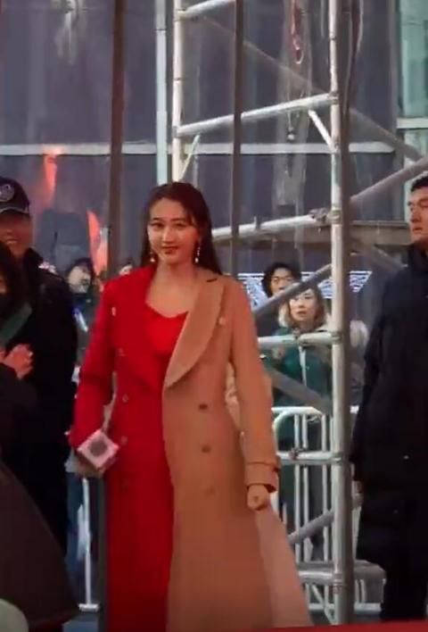 关晓彤无修图曝光，一双美腿惊呆网友：羡慕了