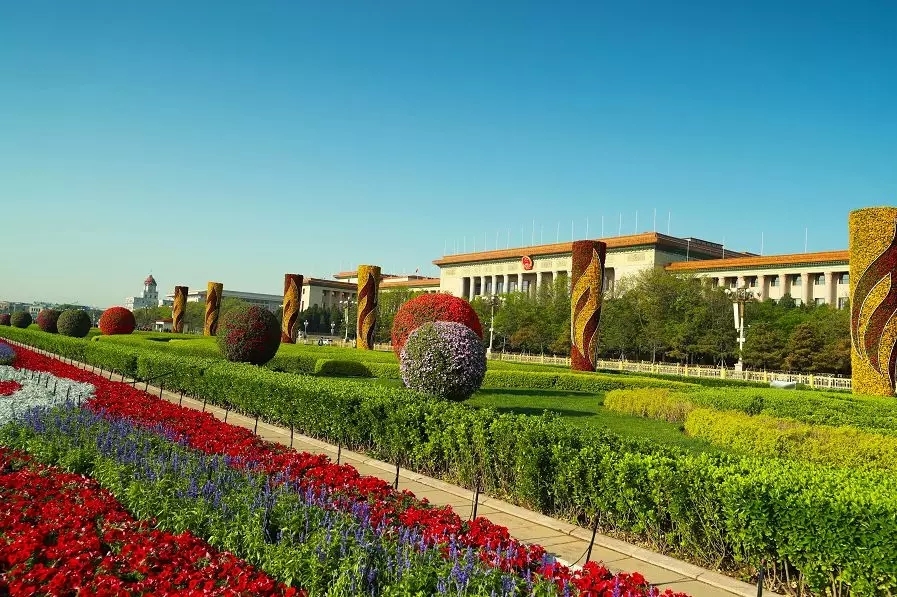 天安门广场五一摆花完成：总计15万盆鲜花上岗