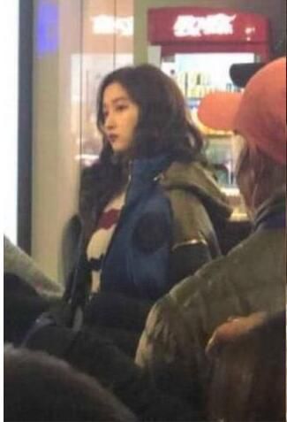 关晓彤无修图曝光，一双美腿惊呆网友：羡慕了