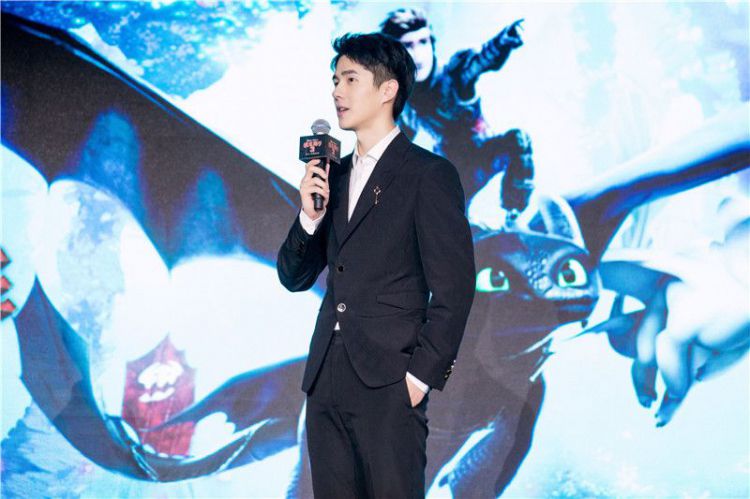 刘昊然现身《驯龙高手3》首映礼上演实力宠粉三连