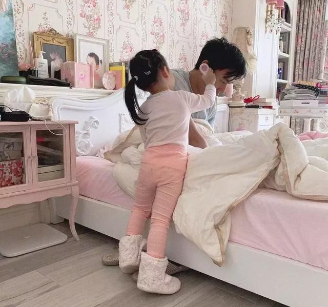 50岁伊能静感慨儿女体贴享受天伦之乐，3岁女儿穿公主裙很可爱