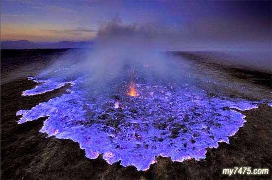 印尼Kawah Ijen 火山的蓝色岩浆奇观