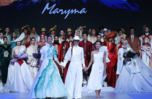 她当模特比瞿颖火，嫁央视名导却离婚，转型做设计师，带女儿走秀