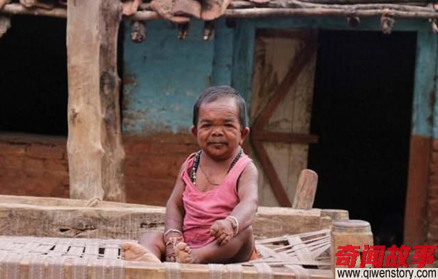 印度男子患侏儒症，身高只有73cm，村里人把他当成英雄来膜拜