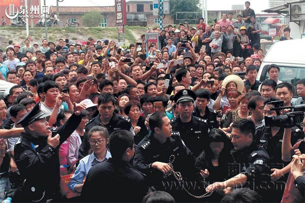 福建拐卖女童女子指认现场 险些被上千人打