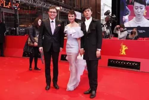 50岁伊能静感慨儿女体贴享受天伦之乐，3岁女儿穿公主裙很可爱