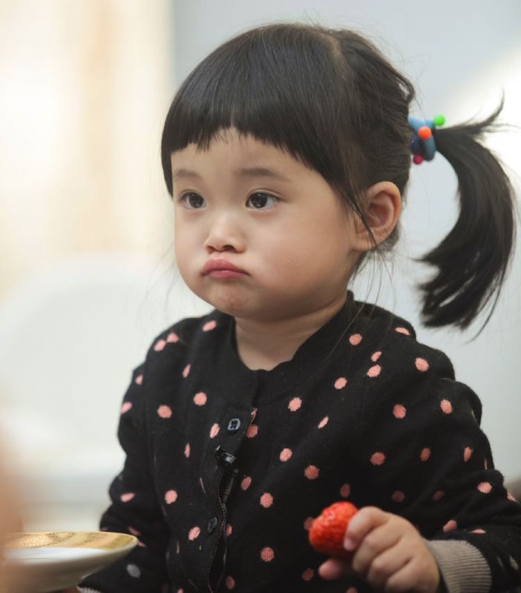 梅婷两个孩子也长大了！姐弟长相如复制粘贴，女儿大脑门似爸爸