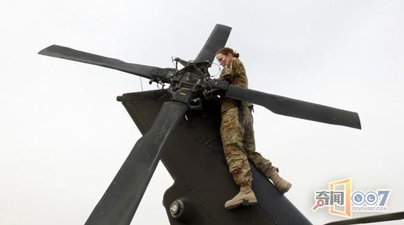 揭秘美国女兵的军营生活：喝蛇血