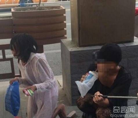 男子穿蕾丝逛大街 还边走边自拍