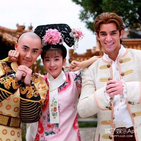 还记得《新还珠格格》里的洋人班杰明吗？他现在变这样了