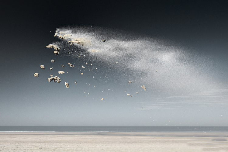[图文]奇妙的艺术 铲起沙子在空中飘荡