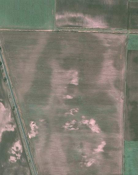 山体滑坡断面,农田惊现“耶稣像”耶稣雕像“流血”事件