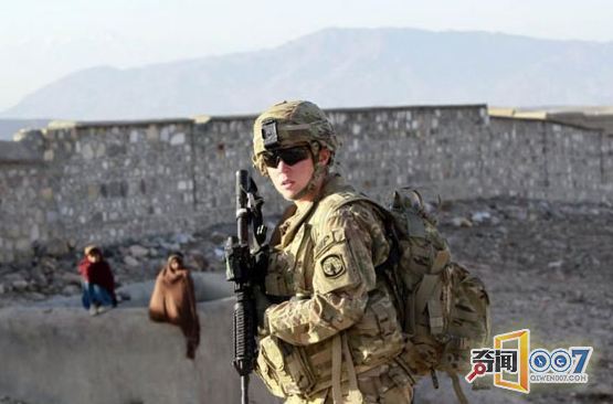 揭秘美国女兵的军营生活：喝蛇血