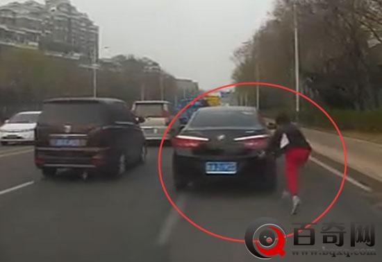 济南现“影后”级碰瓷党