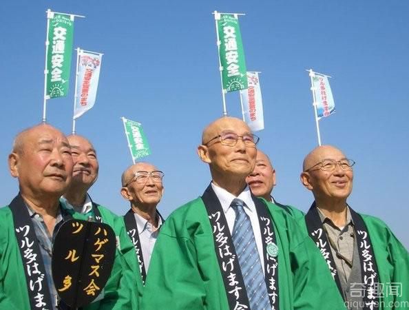 日本光头吸盘拔河赛 比比谁更光滑