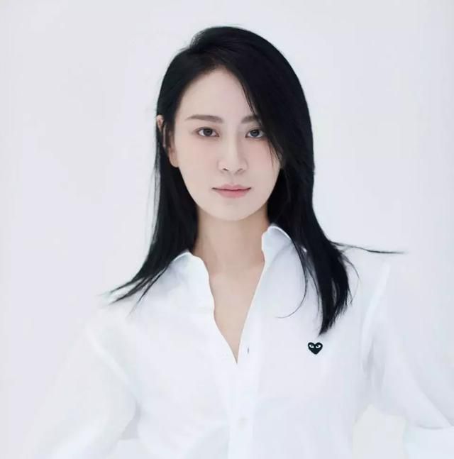 演女主却没被胡歌带红的她，只因长相老气？她的近照被说像郑爽
