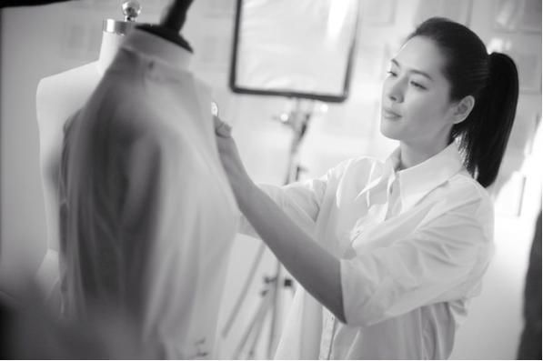 她当模特比瞿颖火，嫁央视名导却离婚，转型做设计师，带女儿走秀