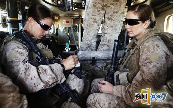 揭秘美国女兵的军营生活：喝蛇血