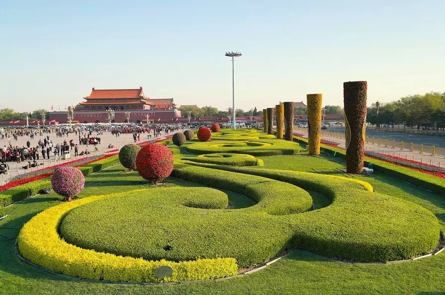 天安门广场五一摆花完成：总计15万盆鲜花上岗