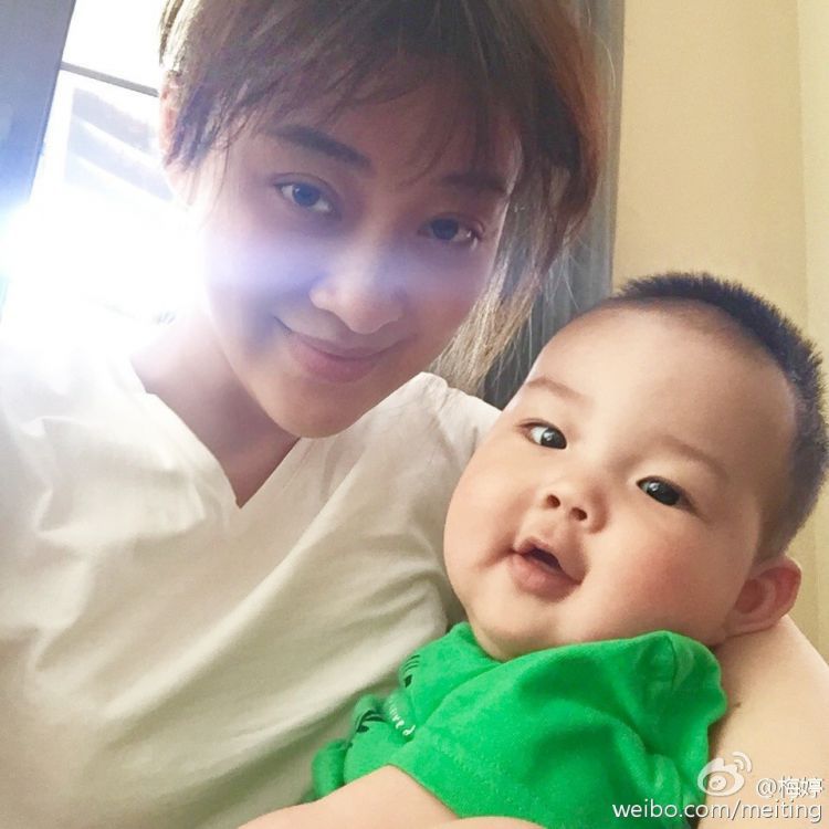 梅婷两个孩子也长大了！姐弟长相如复制粘贴，女儿大脑门似爸爸