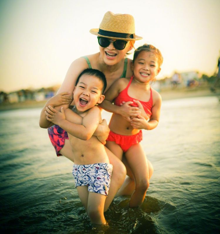 梅婷两个孩子也长大了！姐弟长相如复制粘贴，女儿大脑门似爸爸